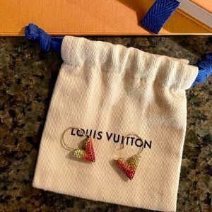 Louis Vuitton | Louis Vuitton ESSENTIAL V EARRINGS